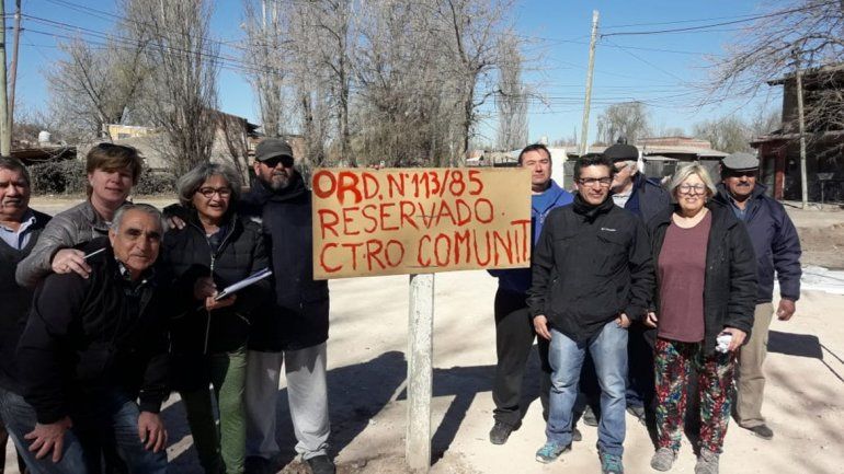 Vecinos quieren un salón y la Muni proyecta un playón deportivo
