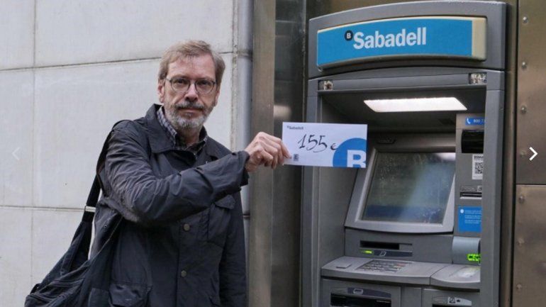 En protesta, catalanes sacan dinero de los bancos