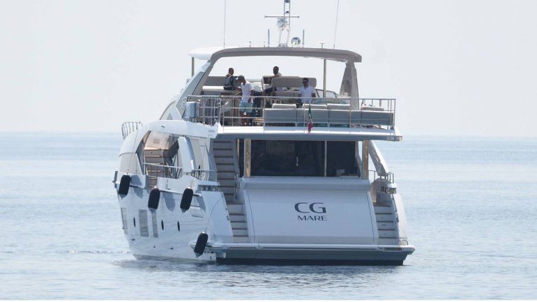 Cristiano Ronaldo y familia en un lujoso yate privado.