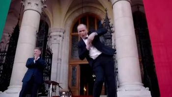 El baile de Zsolt Hegeds llamó la atención de los presentes y se volvió viral. El baile de Zsolt Hegeds llamó la atención de los presentes y se volvió viral.