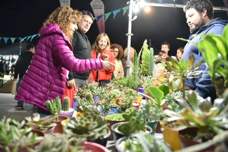 El intendente Mariano Gaido y la secretaria de Cultura, Capacitación y Empleo, María Pascualini recorrieron la feria en el Parque Jaime De Nevares.