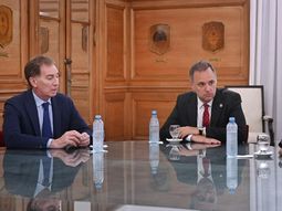 Santilli y Adorni recibieron a Weretilneck en la Casa Rosada. Santilli y Adorni recibieron a Weretilneck en la Casa Rosada.