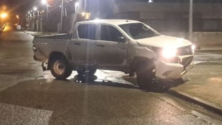 La Toyota Hilux que chocó de madrugada y quedó abandonada en una esquina de Comodoro Rivadavia