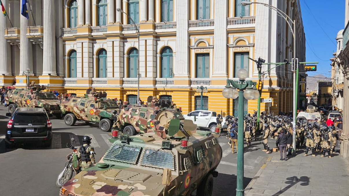 Movilizaciones militares se podían observar en algunas ciudades de Bolivia