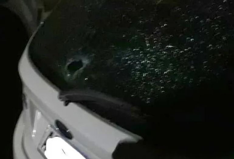 Comodoro Rivadavia: el auto de la comisaria Herrera también fue apedreado. Comodoro Rivadavia: el auto de la comisaria Herrera también fue apedreado.