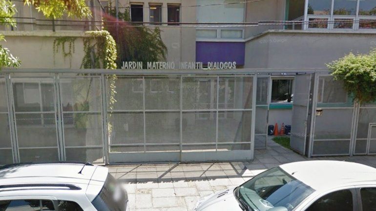 Este es el portón de ingreso del jardín de infantes donde apareció el niño de dos años.