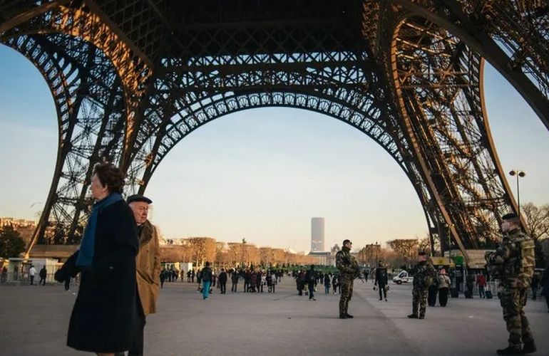 Operativo de seguridad en las zonas turísticas de París ante el temor a nuevos actos terroristas.