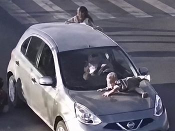 Un auto atropello a una familia en Brasil y arrastró al bebé en el capot. Un auto atropello a una familia en Brasil y arrastró al bebé en el capot.