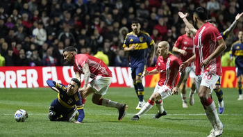 la fuerte pelea entre dos jugadores de boca que no se vio en la tv