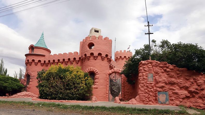 Misterioso castillo a la vera de la Ruta 22: por qué se construyó, quiénes lo habitan y los tesoros que esconde en su interior | LM Neuquen Misterioso castillo a la vera de la Ruta 22: por qué se construyó, quiénes lo habitan y los tesoros que esconde en su interior