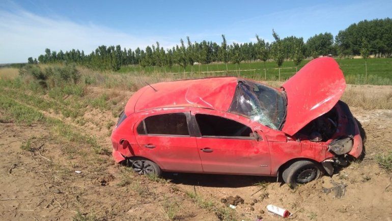 Ruta 7: se le reventó un neumático, perdió el control y volcó