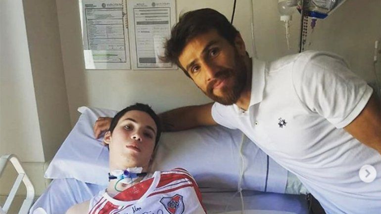 No tienen corazón: le robaron camiseta firmada por Ponzio a pibe internado