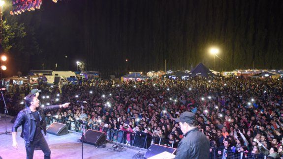 La agrupación Banda XXI le puso ritmo de cuarteto a la noche inaugural de la Fiesta del Chivito. El vicegobernador Rolando Figueroa destacó el marco.