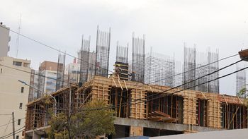 La construcción pegó un fuerte rebote en abril, según el INDEC