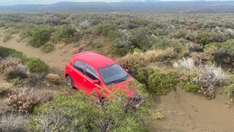 El Toyota Etios del hombre que era buscado desde el viernes a la noche estaba encajado en un camino rural de Chubut