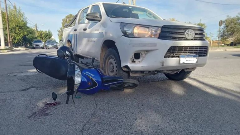 Camioneta petrolera atropelló a una motociclista en el Oeste
