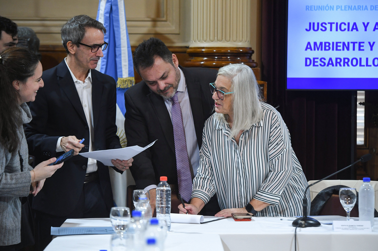 Senadores durante la firma del dictamen de la Senadores durante la firma del dictamen de la