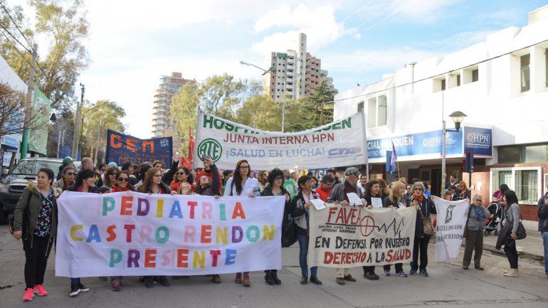 Una multitud marchó  en defensa de los hospitales públicos