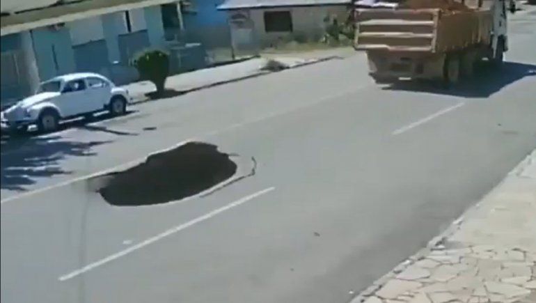 Un camión provocó un pozo gigante que se tragó un auto en segundos