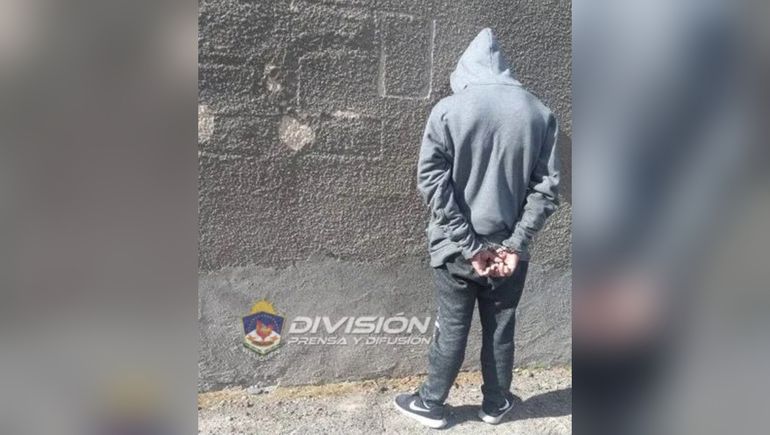 Adolescente detenido por robarle el celular a una mujer en la parada del colectivo
