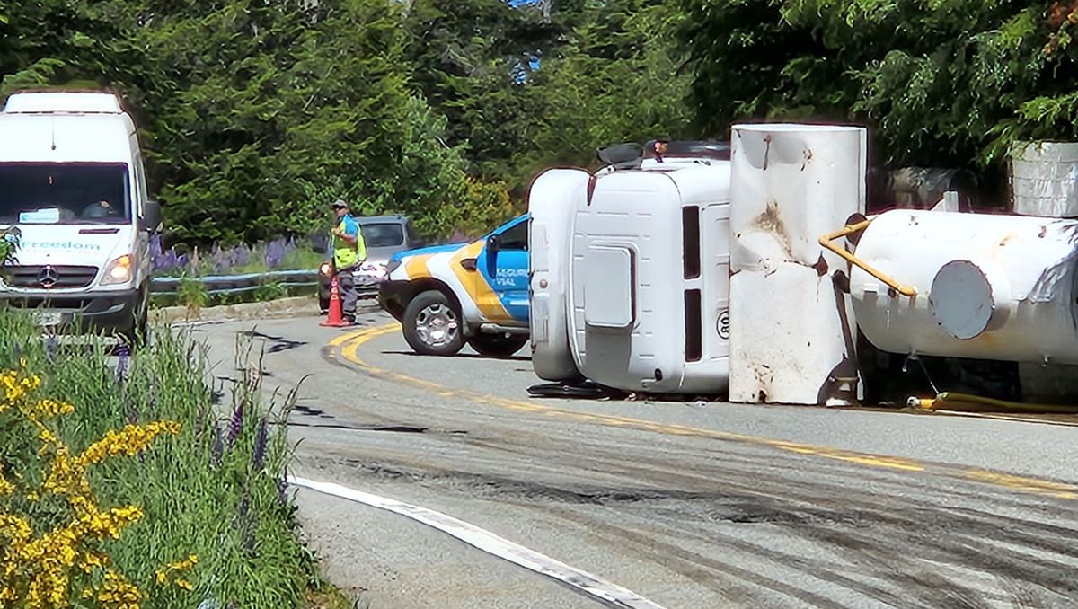 Volcó un camión cisterna en Ruta Siete Lagos: piden precaución al transitar por Ruta 40