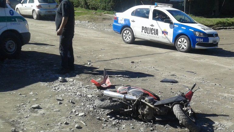 Una chica quedó inconsciente tras chocar con su moto