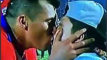 tras la expulsion de messi, las redes reflotaron el polemico beso de medel a su hijo en la final de 2015