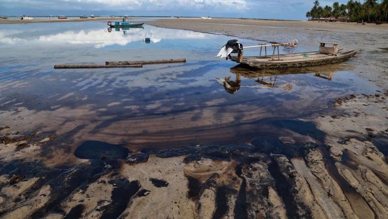 Bolsonaro, preocupado por el derrame de petróleo