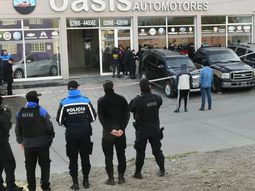 Policía de Santa Cruz en la concesionaria de Roberto Neil en Río Gallegos. Policía de Santa Cruz en la concesionaria de Roberto Neil en Río Gallegos.