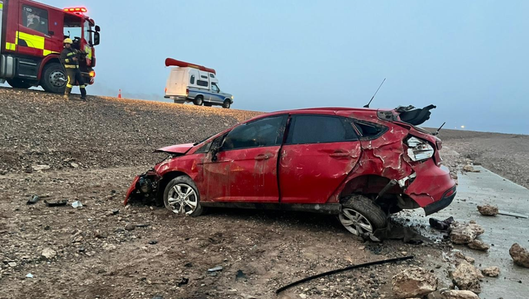 El vehículo Ford Focus sufrió importantes daños materiales después de dar varios tumbos.