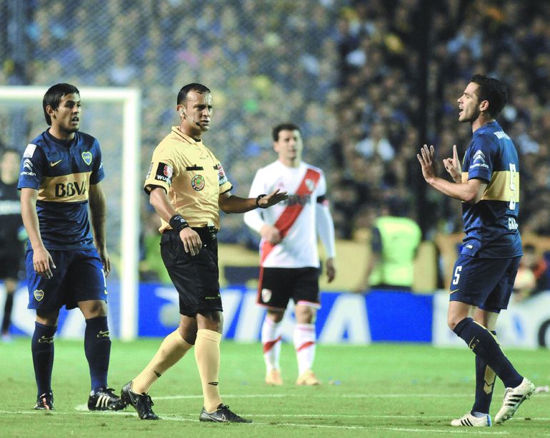 El neuquino Darío Herrera en uno de los superclásicos que dirigió. La del domingo será su cuarta participación en un River-Boca, Boca-River.