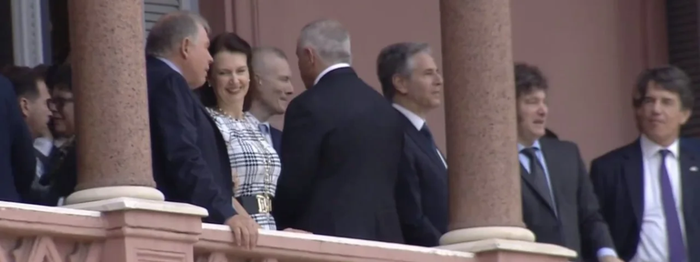 Javier Milei salió al balcón de la Casa Rosada con el mandatario norteamericano. Javier Milei salió al balcón de la Casa Rosada con el mandatario norteamericano.