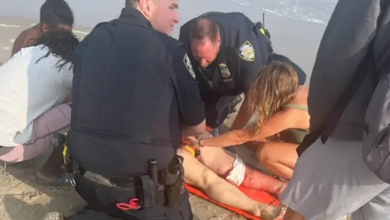 La mujer sufrió heridas en su pierna izquierda y permanece internada. La mujer sufrió heridas en su pierna izquierda y permanece internada.