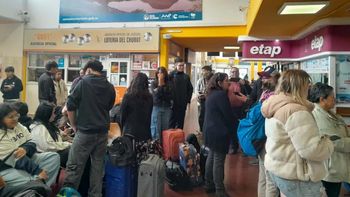 Los chicos estafados por la aerolínea, en la terminal de ómnibus de Comodoro Rivadavia. Los chicos estafados por la aerolínea, en la terminal de ómnibus de Comodoro Rivadavia.