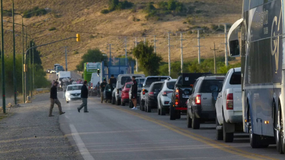 Un corte de municipales de Junín de Los Andes interrumpe el tránsito en la Ruta 40. | LM Neuquen Un corte de municipales de Junín de Los Andes interrumpe el tránsito en la Ruta 40.
