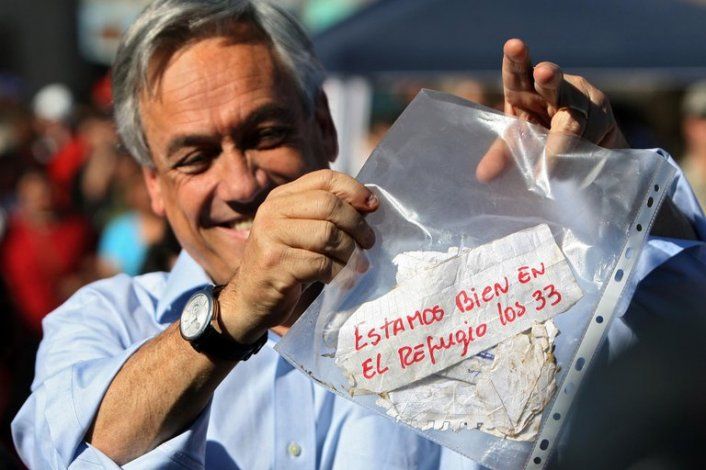 El presidente de Chile, Sebastián Piñera, con el mensaje de los mineros que demostró que estaban con vida.