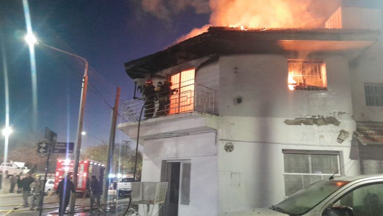 Tragedia: murieron tres integrantes de una familia en un incendio en el Bajo neuquino