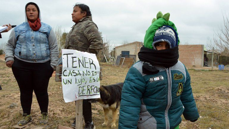 Usurparon un terreno en Valentina Norte Rural: son mujeres y un menor en una carpa