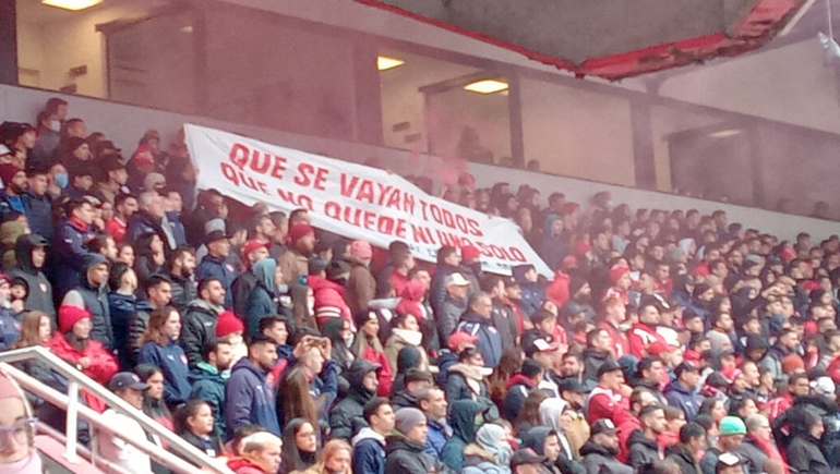 Una tarde al rojo vivo en Avellaneda: hinchas piden elecciones en Independiente