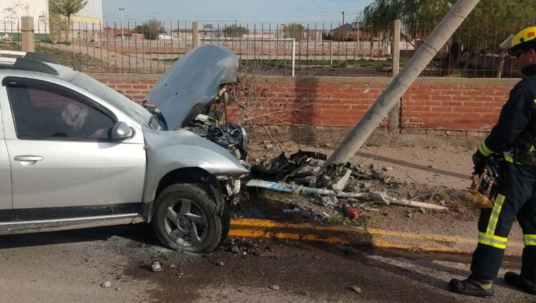 Manejaba borracho y chocó un poste frente a una escuela