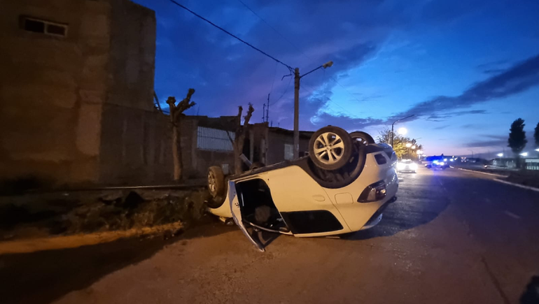 Tremendo choque y vuelco en el oeste neuquino: una pareja terminó contra un poste