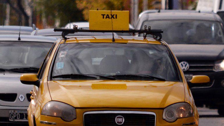 Con un cuchillo, amenazó a un taxista y le robó