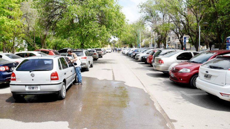 A miles de neuquinos no les queda otra que ir a estacionar a las playas del Parque Central.