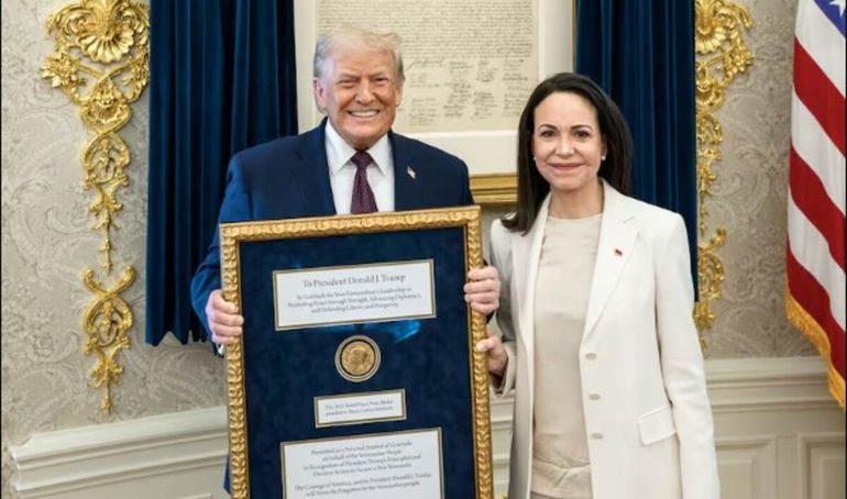 María Corina Machado le entregó su medalla de Premio Nobel a Trump.