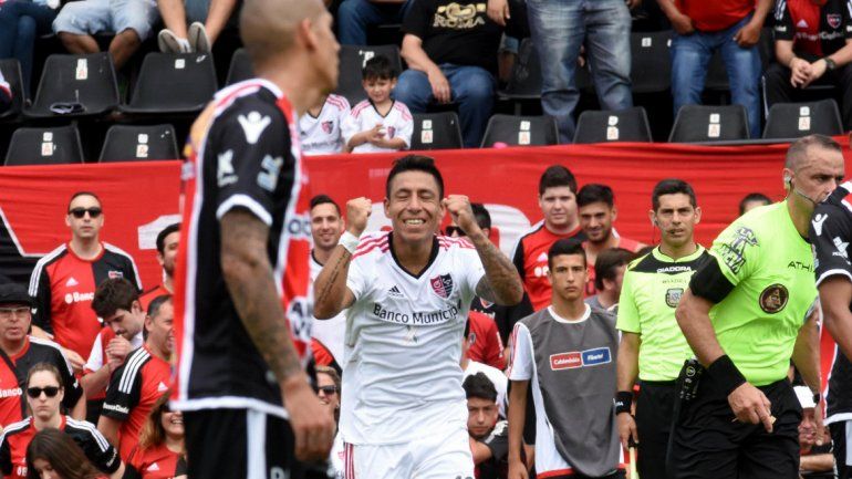 Sarmiento festeja su gol en la victoria de la Lepra.
