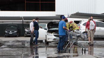 se incendio un taxi en un supermercado del centro se incendio un taxi en un supermercado del centro