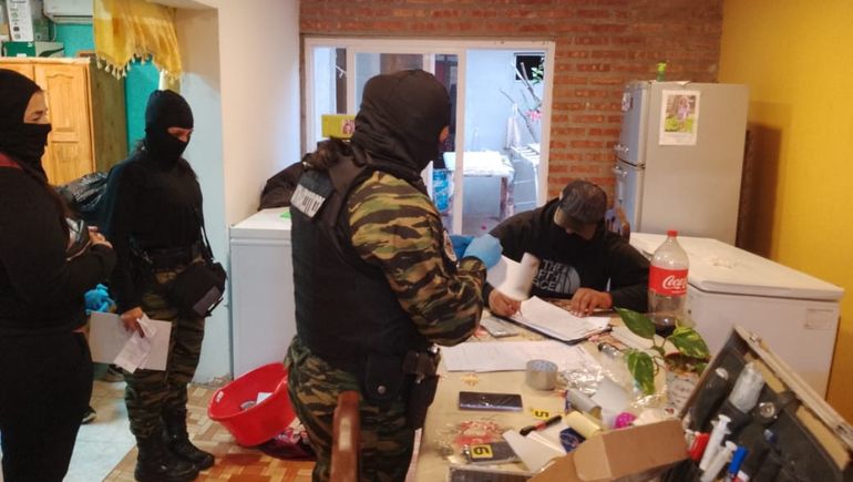 La banda desbaratada no solo tenía una gran cantidad de droga sino que también ocultaba varios millones de pesos.