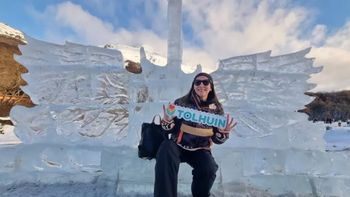 La mítica guitarra de Gustavo Cerati, en el ingreso a la muestra de esculturas de hielo de 2024 en Tolhuin, Tierra del Fuego. La mítica guitarra de Gustavo Cerati, en el ingreso a la muestra de esculturas de hielo de 2024 en Tolhuin, Tierra del Fuego.