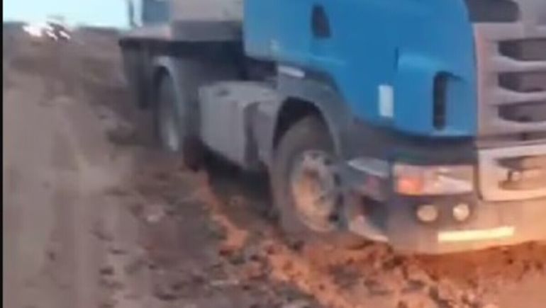 Caos en una ruta de Chubut: camiones y micros encajados por la lluvia en una zona en obras.
