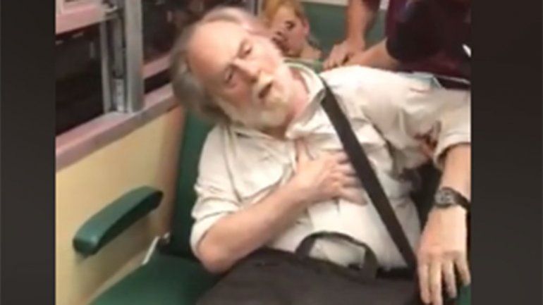 Video: le sacó fotos a una chica y simuló un infarto para que no lo bajaran del tren